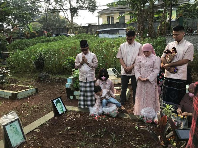 Keluarga Haji Faisal ziarah ke makam Vanessa Angel dan Bibi Andriansyah di hari pertama Lebaran usai Salat Ied. Foto: Regina Kunthi Rosary/kumparan