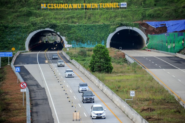 Kendaraan melintasi terowongan kembar di jalur fungsional Jalan Tol Cileunyi-Sumedang-Dawuan (Cisumdawu) di Pamulihan, Kabupaten Sumedang, Jawa Barat, Sabtu (7/5/2022). Foto: Raisan Al Farisi/ANTARA FOTO