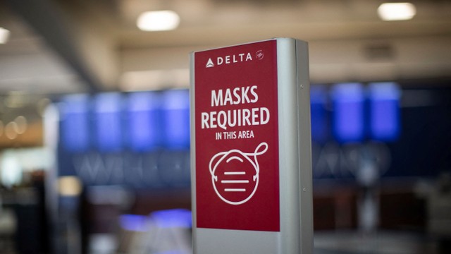 Papan tanda area wajib masker di Bandara Internasional Hartsfield-Jackson Atlanta, Georgia, Amerika Serikat, Selasa (19/4/2022). Foto: Alyssa Pointer/Reuters