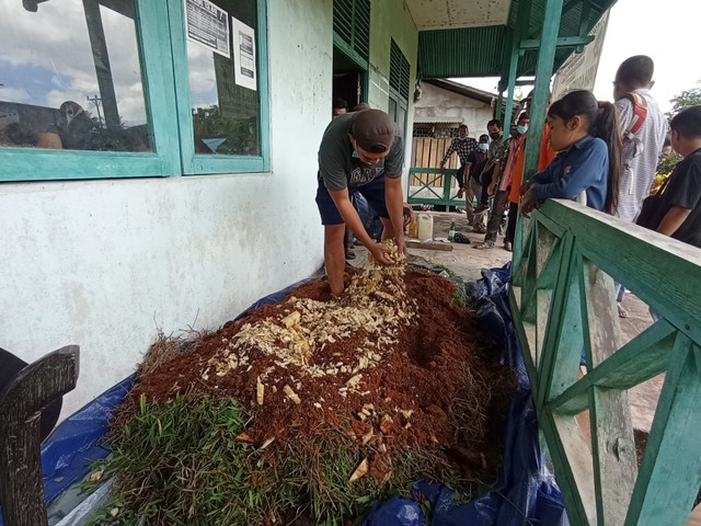 Saat Praktek pembuatan pupuk organik. (Foto : Robi/Yayasan Palung).
