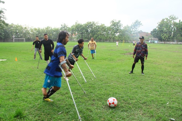Anggota Persas saat latihan di lapangan Ketintang, Surabaya, akhir pekan kemarin. Foto-foto: Masruroh/Basra