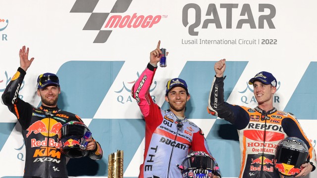 Selebrasi para juara Moto GP Grand Prix Qatar di Sirkuit Internasional Lusail, di kota Lusail, Minggu (6/3/2022). Foto: Karim Jaafar/AFP