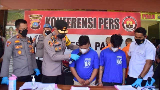 Kapolres Palu, AKBP Bayu Indra Wiguno saat menggelar konferensi pers terkait kasus jambret di Kota Palu, Sulawesi Tengah, Rabu (16/3/2022). Foto: Dok Polres Palu