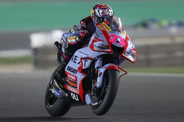 Pembalap tim Gresini Racing MotoGP Italia, Enea Bastianini, saat Moto GP Grand Prix Qatar di Sirkuit Internasional Lusail, di kota Lusail, Minggu (6/3/2022). Foto: Karim Jaafar/AFP