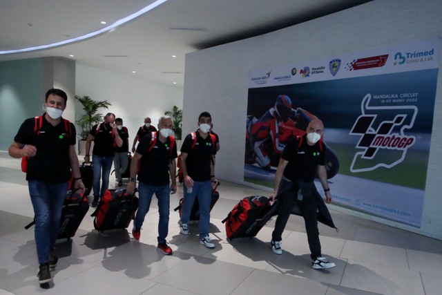 Sejumlah kru MotoGP dari Tim Ducati bersiap terbang ke Lombok usai melakukan tes usap PCR di Terminal 3 Bandara Soekarno Hatta, Tangerang, Banten, Senin (14/3/2022). Foto: Muhammad Iqbal/ANTARA FOTO