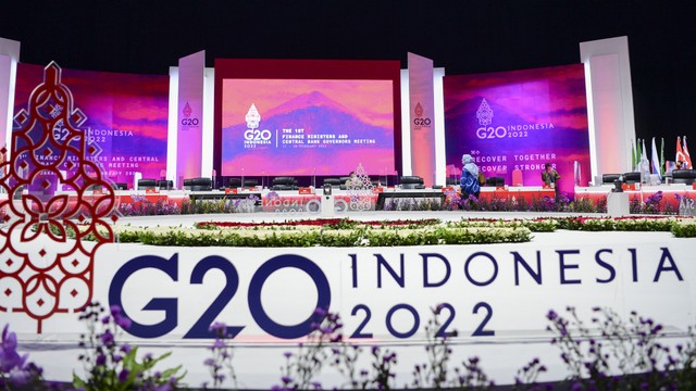 Suasana ruangan yang akan digunakan untuk Pertemuan Tingkat Menteri Keuangan dan Gubernur Bank Sentral G20 (G20 FMCBG) di Jakarta Convention Center, Jakarta, Rabu (16/2/2022). Foto: ANTARA FOTO/M Risyal Hidayat