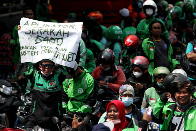 Sejumlah pengemudi daring atau ojek daring berunjuk rasa di frontage Jalan A Yani, Surabaya, Jawa Timur, Kamis (24/3/2022). Foto: Didik Suhartono/ANTARA FOTO