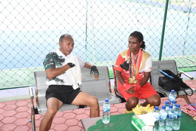 Pagdam Kasuari saat berbincang dengan atlet tinju Christina Marwam Jembay