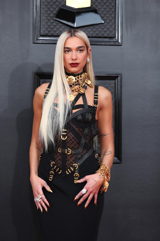 Penyanyi Dua Lipa berpose di karpet merah Grammy Awards Tahunan ke-64 di MGM Grand Garden Arena di Las Vegas, Nevada, AS, 3 April 2022. Foto: REUTERS/Maria Alejandra Cardona