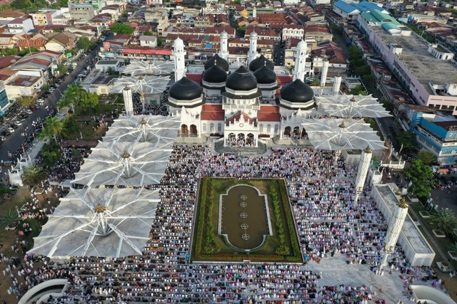 Foto: Padat Jemaah Salat Id di Masjid Raya Baiturrahman Aceh (69187)