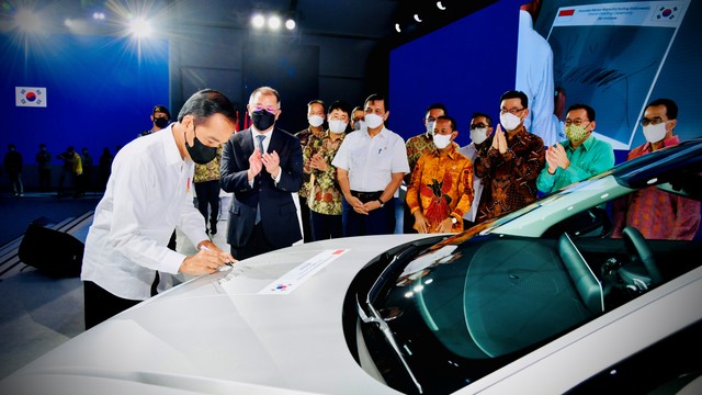 Presiden Joko Widodo menandatangani mobil listrik Ioniq 5 di Pabrik Hyundai Motor Manufacturing Indonesia di Bekasi, Jawa Barat, Rabu (16/3/2022). Foto: Biro Setpres/HO ANTARA FOTO