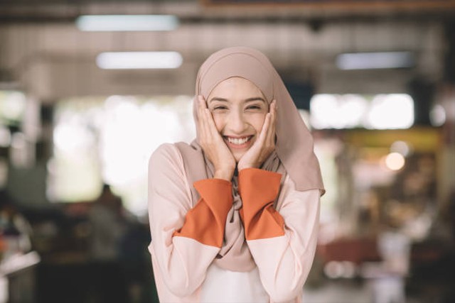 Inspirasi OOTD Midi Dress Hijab Simple dan Stylish (67295)