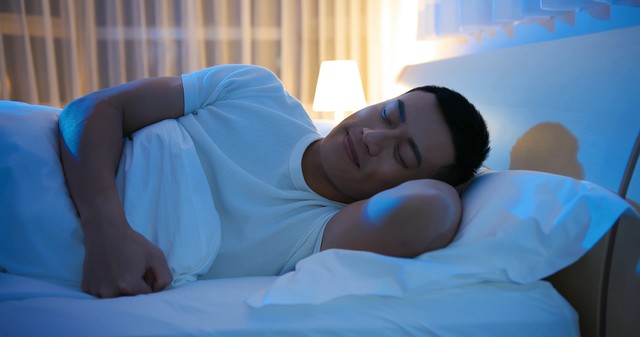 Pastikan jam tidur tetap tercukupi agar badan tetap segar keesokan harinya. Foto: Shutterstock