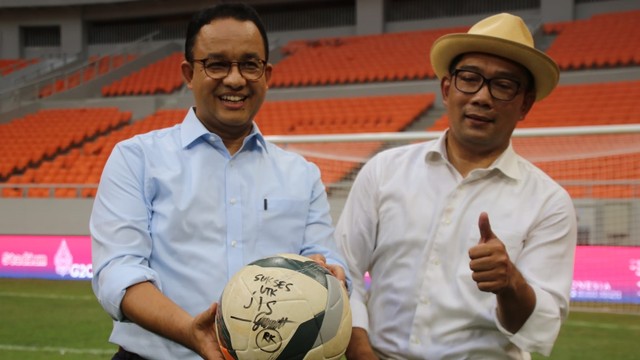 Gubernur DKI Jakarta Anies Baswedan (kiri) berbincang bersama Gubernur Jawa Barat Ridwan Kamil di Jakarta International Stadium (JIS), Rabu (16/2/2022). Foto: Dok. Istimewa