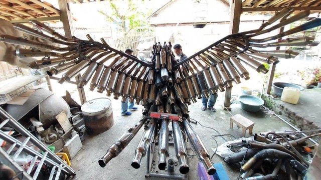 Pembuatan patung elang dari knalpot bising di Kecamatan Grogol, Kabupaten Sukoharjo, Selasa (08/03/2022). FOTO: Fernando Fitusia 