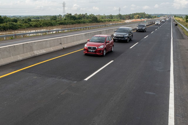 Sejumlah kendaraan pemudik melintas di Jalan Tol Trans Sumatera (JTTS) ruas Terbanggi Besar-Kayu Agung di Kabupaten Tulang Bawang, Lampung, Rabu (27/4/2022).   Foto: Nova Wahyudi/ANTARA FOTO