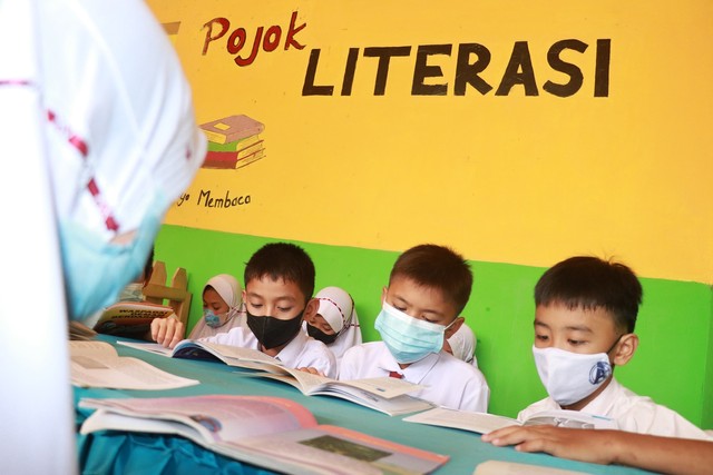 Siswa SDN 57/VII Sungai Benteng I Kabupaten Sarolangun Jambi membaca buku di pojok literasi. 