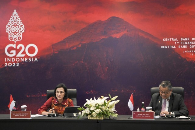 Menteri Keuangan, Sri Mulyani (kiri) bersama Gubernur Bank Indonesia Perry Warjiyo dalam konferensi pers G20. Foto: Hafidz Mubarak A/ANTARA FOTO