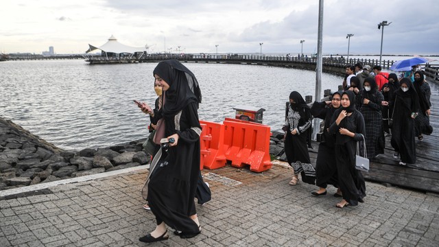 Sejumlah warga beraktivitas di area pantai Taman Impian Jaya Ancol, Jakarta, Minggu (3/4/2022). Foto: Hafidz Mubarak A/Antara Foto