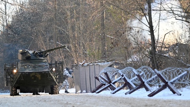 Prajurit ambil bagian dalam latihan taktis dan khusus bersama Kementerian Dalam Negeri Ukraina di kota hantu Pripyat, dekat Pembangkit Listrik Tenaga Nuklir Chernobyl (foto lama). Foto: Sergei Supinsky / AFP