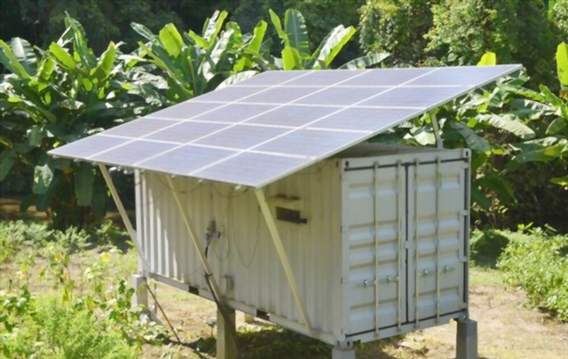 Kontainer Panel Surya sebagai sumber energi listrik tenaga surya yang mudah dipindahkan ke mana saja. Sumber: Shutterstock