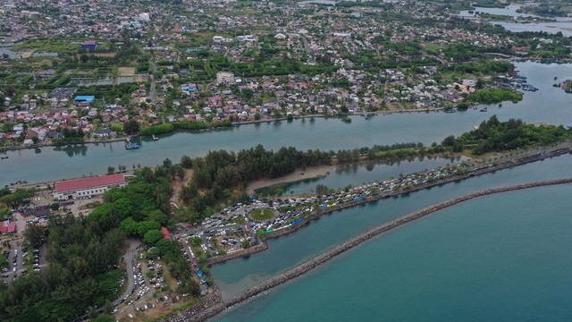 Lokasi pelabuhan dengan latar permukiman penduduk yang padat. Foto: Teuku Aufaq untuk acehkini