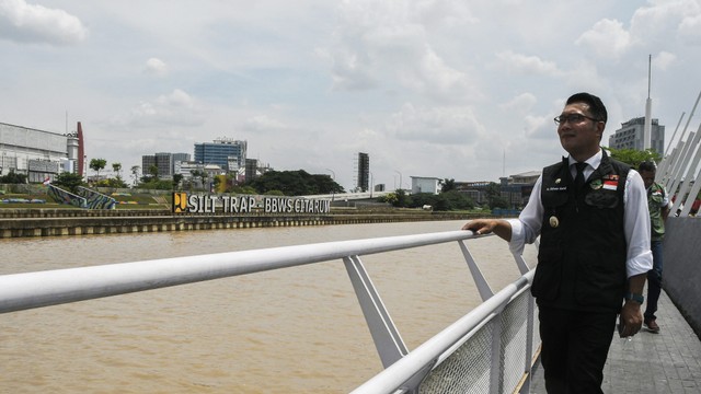 Gubernur Jawa Barat Ridwan Kamil meninjau fasilitas air di lokasi revitalisasi wisata air Kalimalang zona selebrasi, Bekasi, Jawa Barat, Rabu (20/4/2022). Foto: Fakhri Hermansyah/ANTARA FOTO