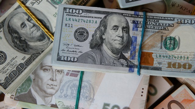 Mata uang dolar Amerika Serikat dan Mata uang hryvnia Ukraina.
 Foto: Valentyn Ogirenko/Reuters