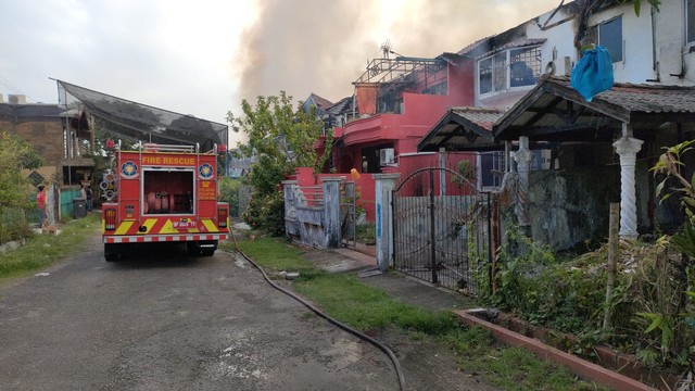 Kebakaran Hanguskan 12 Rumah Di Perumahan Marina City Batam | Kumparan.com