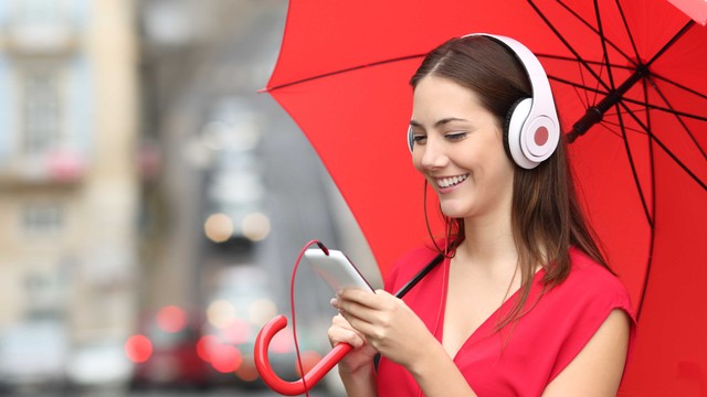 Ilustrasi mendengarkan musik saat hujan. Foto: Antonio Guillem/Shutterstock