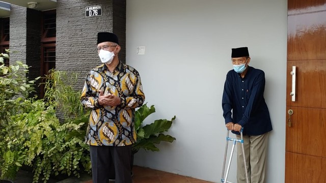 Ketua Umum PP Muhammadiyah Haedar Nashir (kiri) bersama Buya Syafii Maarif. Sebelumnya, Presiden Jokowi menjenguk Buya Syafii di rumahnya di Nogotirto, Gamping, Sleman, Sabtu (26/3/2022). Foto: Arfiansyah Panji Purnandaru/kumparan