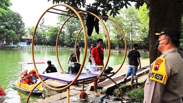 Pengunjung bermain di wahana permainan air Taman Balekambang, Solo, Rabu (04/05/2022). FOTO: Agung Santoso