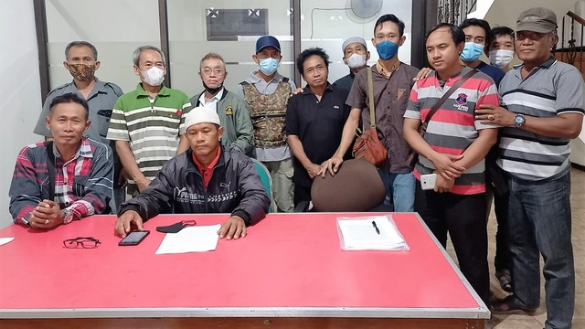 Perwakilan karyawan dan serikat pekerja di kantor pengacara kawasan Serengan, Solo., baru-baru ini. FOTO: Agung Santoso