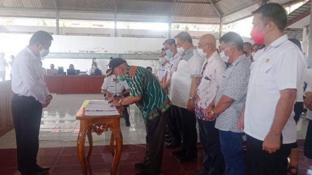 Penandatanganan berita acara hasil kesepakatan oleh seluruh peserta FKP, rancangan awal P-RPJMD Kabupaten Minahasa Selatan Tahun 2021-2026