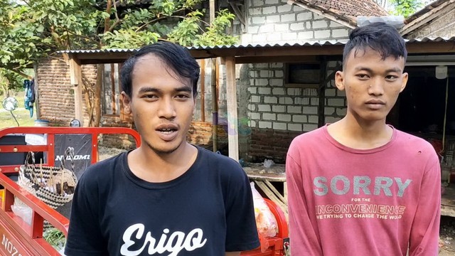 M Zaenal Mutaqqin dan M Kotibul Musaffak, dua remaja yang membelikan motor roda tiga untuk ibunya menggunakan dua karung uang logam, saat beri keterangan. (foto: dok istimewa)