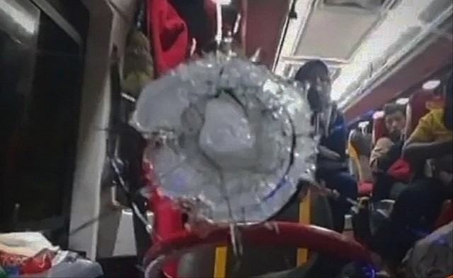 Kaca bus NPM yang pecah usai kena hantaman batu. (Foto: Istimewa)