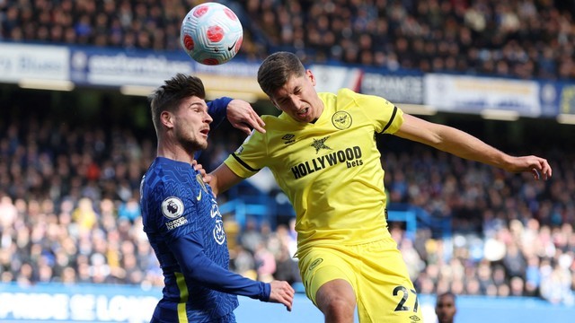 Pemain Chelsea Timo Werner beraksi dengan pemain Brentford Vitaly Janelt di Stadion Stamford Bridge, London, Inggris, Sabtu (2/4/2022). Foto: Action Images via Reuters/Paul Childs