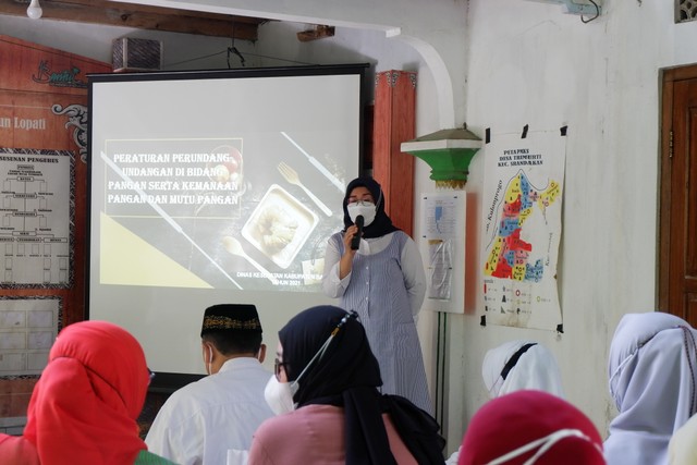 Penyuluhan dan Pelatihan PIRT kepada Pemilik UMKM di Dusun Lopati dan Proketen (9100)