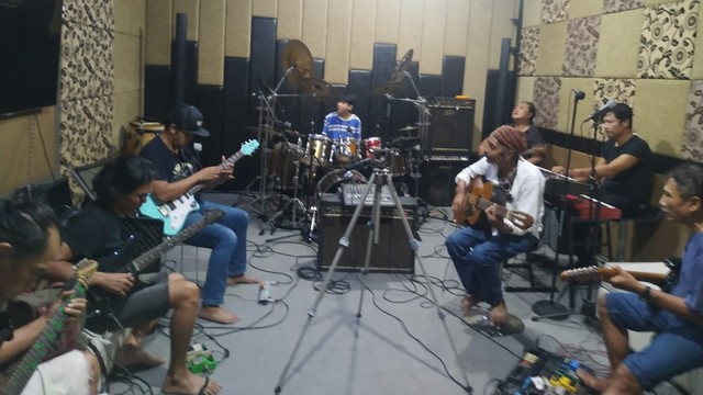 Latihan lima legenda gitar Bali di studio Setyaki band, jalan Setyaki Nomor 9, Denpasar pada Selasa (12/4) - ROB