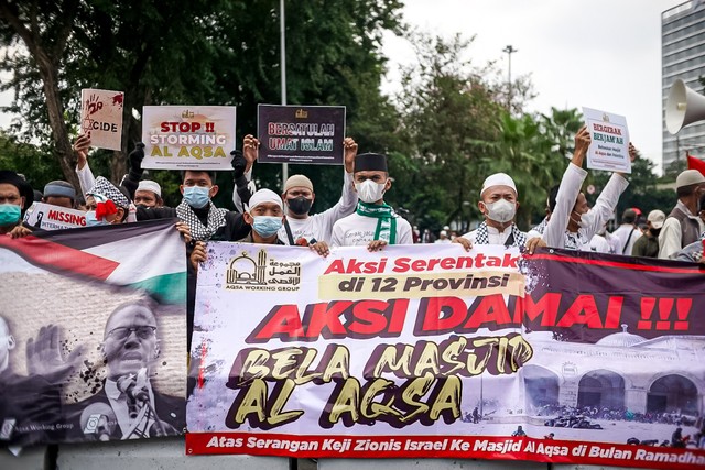 Lembaga kemanusiaan Aqsa Working Group (AWG) menyelenggarakan Aksi Bela Al-Aqsa di Jalan Medan Merdeka Selatan, Jakarta pada Rabu (20/4/2022). Foto: Iqbal Firdaus/kumparan