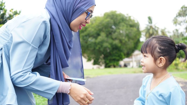 Ilustrasi anak dapat THR atau uang Lebaran atau angpao. Foto: Aku.Alip/Shutterstock