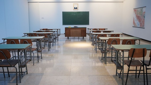 Contoh Surat Permohonan Pindah Sekolah, Foto: Unsplash/Ivan Aleksic