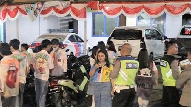 Pelajar SMA dan SMK di Kota Luwuk, Sulawesi Tengah, di tilang polisi akibat konvoi usai pengumuman kelulusan. Foto: Istimewa