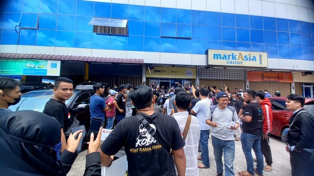 Sejumlah sopir taksi online datangi kantor Maxim di Ruko Mall Botania II Batam Center. Foto: Zalfirega/kepripedia.com.