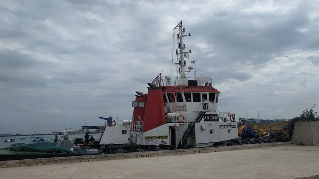 Kapal tugboat yang diamankan KSOP Batam di perairan Batu Ampar. Foto: Zalfirega/kepripedia.com.