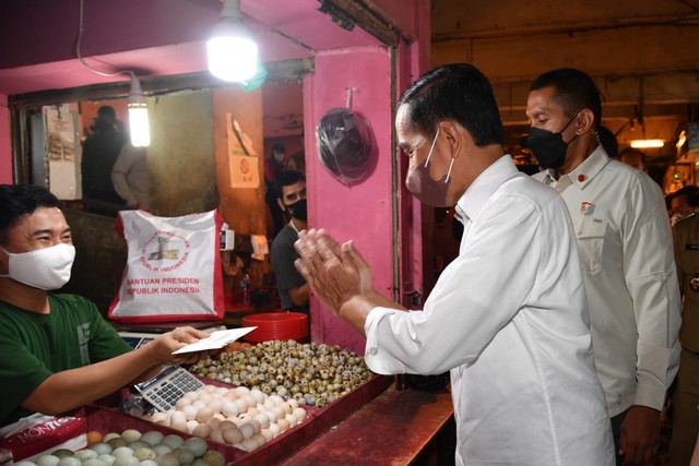 Presiden Joko Widodo membagikan bantuan tunai dan sembako untuk masyarakat di sejumlah pasar di Kabupaten dan Kota Bogor. Jawa Barat, Kamis (21/4/2022). Foto: Rusman/Biro Pers Sekretariat Presiden