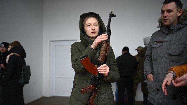 Seorang remaja wanita belajar cara menggunakan senapan serbu AK-47 selama kursus bela diri warga sipil di pinggiran Lviv, Ukraina barat, pada 4 Maret 2022. Foto: Daniel LEAL/AFP