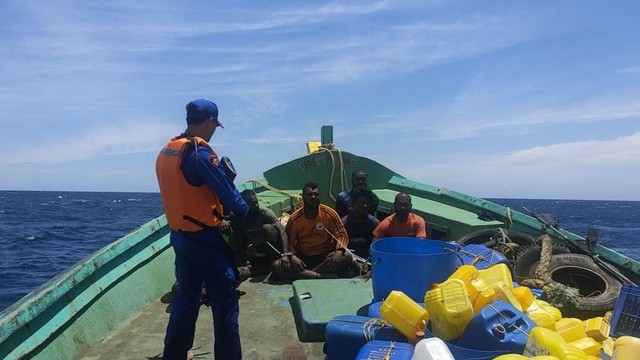 Delapan ABK dan satu kapal berbendera India ditangkap Kepolisian Daerah Aceh karena diduga mencuri ikan di laut Aceh. Foto: Dok. Polda Aceh