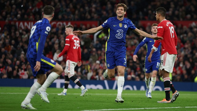 Selebrasi pemain Chelsea Marcos Alonso saat melawan Manchester United saat pertandingan Liga Inggris di Old Trafford, Manchester, Inggris. Foto: Phil Noble/Reuters