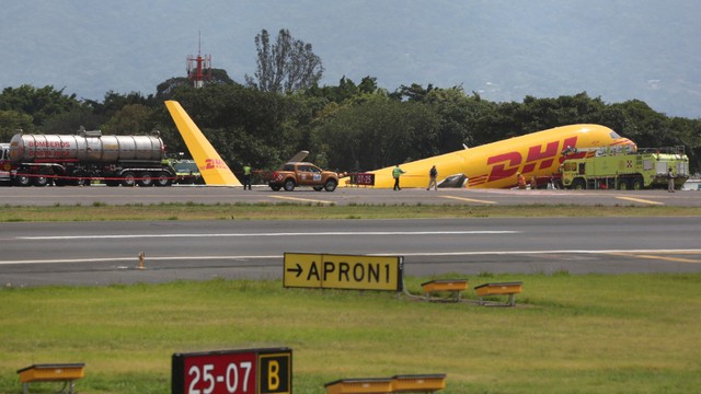 Pesawat kargo Boeing 757-200 yang dioperasikan oleh DHL melakukan pendaratan darurat sebelum tergelincir dari landasan pacu dan terbelah, di Alajuela, Kosta Rika, Kamis (7/4/2022). Foto: Mayela Lopez/REUTERS